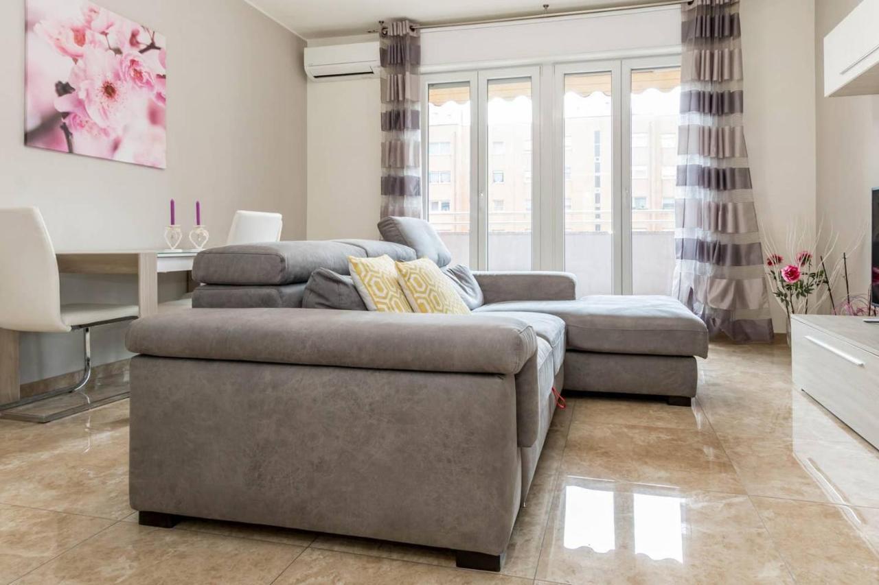 Altido Lovely Apt For 6 Located In Vibrant Gallaratese Milano Exterior foto